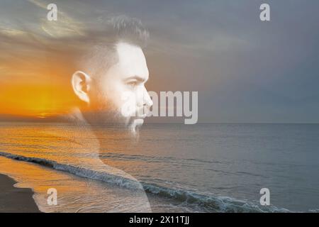 Doppelte Exposition von gutaussehendem Mann und Meer bei Sonnenuntergang Stockfoto
