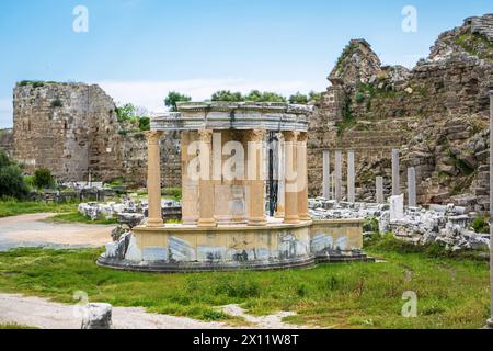 Restaurierte alte architektonische Ruinen und Säulen der antiken Stadt Side Stockfoto