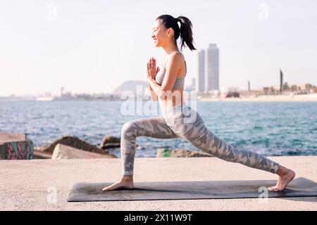 Junge asiatische Frau in Sportbekleidung, die Yoga übt Stockfoto
