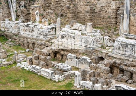 Amphitheater und kunstvolle Marmorruinen in der antiken Stadt Side, Antalya Stockfoto