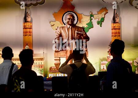 Zur Feier von Ambedkar Jayanti steht ein Denkmal für Bhimrao Ramji Ambedkar an einem Bahnhof in Mumbai, Indien, wo Besucher Fotos machen Stockfoto