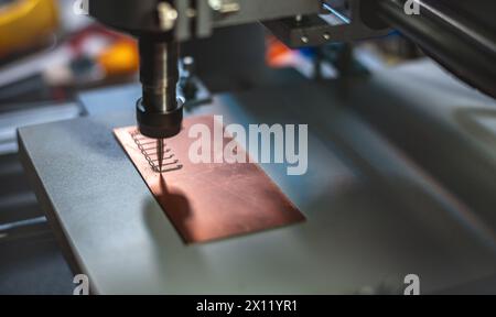 Maschine mit numerischer Steuerung CNC führt Fräsen von Leiterplatten, Leiterplattengravur, DIY-Leiterplatten-Leiterplatten-Leiterplatten durch Stockfoto