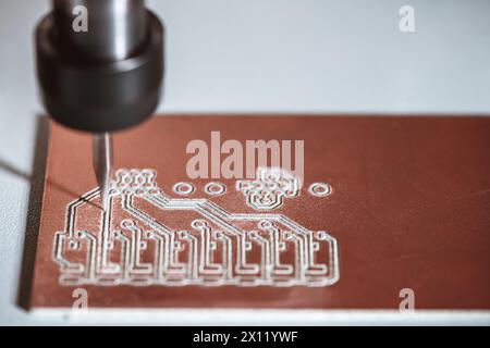 Maschine mit numerischer Steuerung CNC führt Fräsen von Leiterplatten, Leiterplattengravur, DIY-Leiterplatten-Leiterplatten-Leiterplatten durch Stockfoto