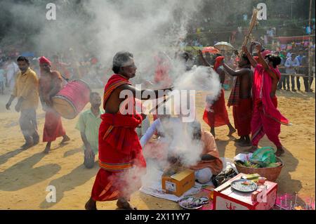 Nicht exklusiv: 13. April 2024, Sylhet, Bangladesch: Devotees treten während des Charak Puja Festivals auf. Charak Puja ist ein hinduistisches Volksfest, das in h stattfindet Stockfoto