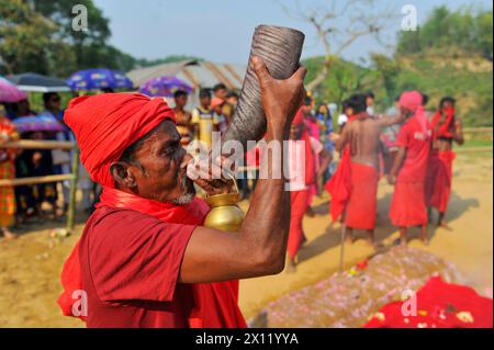 Nicht exklusiv: 13. April 2024, Sylhet, Bangladesch: Ein Anhänger tritt während des Charak Puja Festivals auf. Charak Puja ist ein hinduistisches Volksfest Stockfoto