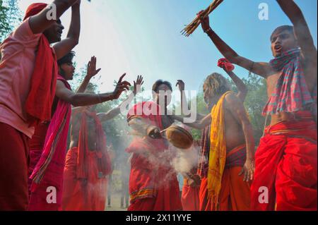 Nicht exklusiv: 13. April 2024, Sylhet, Bangladesch: Devotees treten während des Charak Puja Festivals auf. Charak Puja ist ein hinduistisches Volksfest, das in h stattfindet Stockfoto