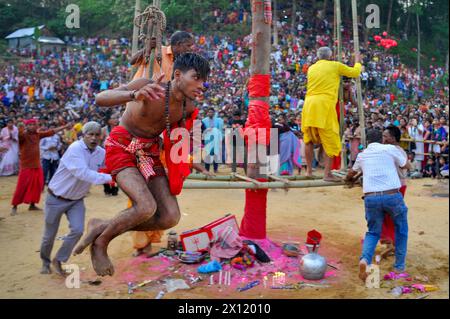 Nicht exklusiv: 13. April 2024, Sylhet, Bangladesch: Ein Anhänger wird während des Charak Puja Festivals durch Metallhaken gehängt. Charak Puja ist ein H Stockfoto