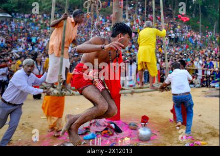 Nicht exklusiv: 13. April 2024, Sylhet, Bangladesch: Ein Anhänger wird während des Charak Puja Festivals durch Metallhaken gehängt. Charak Puja ist ein H Stockfoto