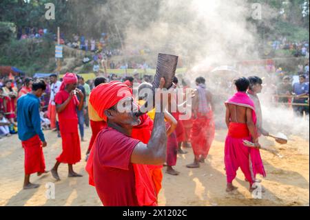 Nicht exklusiv: 13. April 2024, Sylhet, Bangladesch: Devotees treten während des Charak Puja Festivals auf. Charak Puja ist ein hinduistisches Volksfest, das in h stattfindet Stockfoto