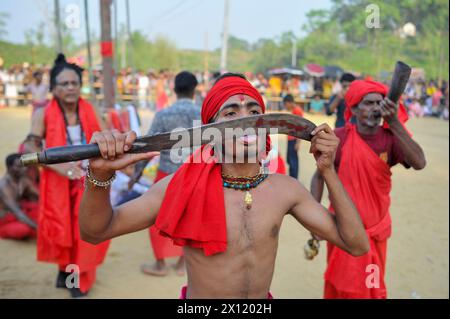 Nicht exklusiv: 13. April 2024, Sylhet, Bangladesch: Devotees treten während des Charak Puja Festivals auf. Charak Puja ist ein hinduistisches Volksfest, das in h stattfindet Stockfoto