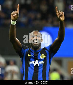 (240415) -- MAILAND, 15. April 2024 (Xinhua) -- Marcus Thuram des FC Inter feiert sein Tor während eines Fußballspiels der Serie A zwischen dem FC Inter und Cagliari in Mailand, Italien, April. 14, 2024. (Foto: Alberto Lingria/Xinhua) Stockfoto