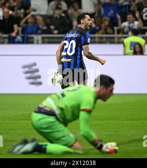 (240415) -- MAILAND, 15. April 2024 (Xinhua) -- Hakan Calhanoglu (TOP) des FC Inter feiert sein Tor während eines Fußballspiels der Serie A zwischen dem FC Inter und Cagliari im April in Mailand. 14, 2024. (Foto: Alberto Lingria/Xinhua) Stockfoto