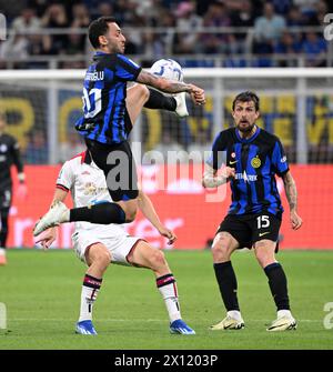 (240415) -- MAILAND, 15. April 2024 (Xinhua) -- Hakan Calhanoglu (L) des FC Inter tritt im April in Mailand an. 14, 2024. (Foto: Alberto Lingria/Xinhua) Stockfoto