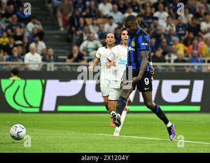 (240415) -- MAILAND, 15. April 2024 (Xinhua) -- Marcus Thuram (R) des FC Inter erzielt sein Tor während eines Fußballspiels der Serie A zwischen dem FC Inter und Cagliari in Mailand, Italien, April. 14, 2024. (Foto: Alberto Lingria/Xinhua) Stockfoto