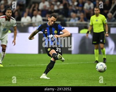 (240415) -- MAILAND, 15. April 2024 (Xinhua) -- Hakan Calhanoglu des FC Inter erzielt sein Tor während eines Fußballspiels der Serie A zwischen dem FC Inter und Cagliari in Mailand, Italien, April. 14, 2024. (Foto: Alberto Lingria/Xinhua) Stockfoto