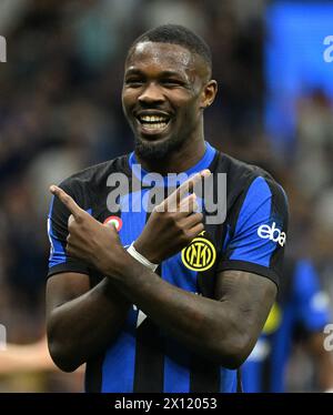 (240415) -- MAILAND, 15. April 2024 (Xinhua) -- Marcus Thuram des FC Inter feiert sein Tor während eines Fußballspiels der Serie A zwischen dem FC Inter und Cagliari in Mailand, Italien, April. 14, 2024. (Foto: Alberto Lingria/Xinhua) Stockfoto