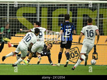 (240415) -- MAILAND, 15. April 2024 (Xinhua) -- Cagliaris Nicolas Viola (L, Front) erzielte sein Tor während eines Serie-A-Fußballspiels zwischen dem FC Inter und Cagliari in Mailand, Italien, April. 14, 2024. (Foto: Alberto Lingria/Xinhua) Stockfoto