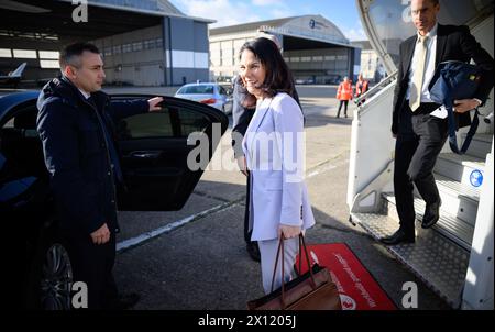 Paris, Frankreich. April 2024. Annalena Baerbock (Allianz 90/die Grünen), Außenministerin, kommt am Flughafen Paris Le Bourget an. Ein Jahr nach Beginn des Konflikts im Sudan organisiert Frankreich gemeinsam mit Deutschland und der EU eine Hilfskonferenz, um Friedensinitiativen für das umkämpfte Land in Nordostafrika zu unterstützen. Quelle: Bernd von Jutrczenka/dpa/Alamy Live News Stockfoto