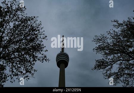 Stuttgart, Deutschland. April 2024. Dunkle Regenwolken hängen über dem Fernsehturm in Stuttgart. Quelle: Bernd Weißbrod/dpa/Alamy Live News Stockfoto