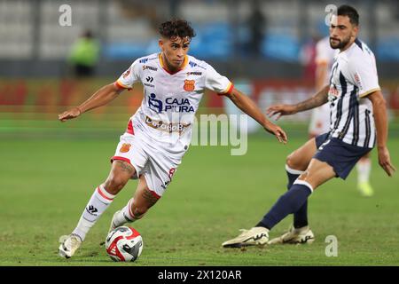 Lima, Peru. April 2024. Diego Soto von Atletico Grau spielte am 14. April 2024 im Nacional Stadium in Lima, Peru, während des Liga-1-Spiels zwischen Alianza Lima und Atletico Grau. (Foto: Miguel Marrufo/PRESSINPHOTO) Credit: PRESSINPHOTO SPORTS AGENCY/Alamy Live News Stockfoto