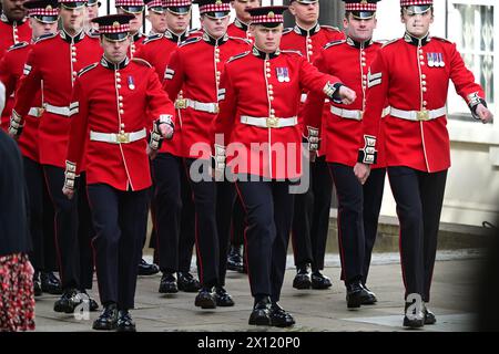 London, Großbritannien. April 2024. Die Regimentsfamilie der Scots Guards versammelte sich am 14. April 2024 zu einer besonderen Parade in Westminster mit seiner Königlichen Hoheit, dem Herzog von Kent, der in diesem Jahr dem Regiment 50 Jahre lang als Colonel gedient hat, versammeln sich die Garde, um an einem Gottesdienst in der Guards Chapel teilzunehmen. Kredit: Malcolm Park/Alamy Stockfoto