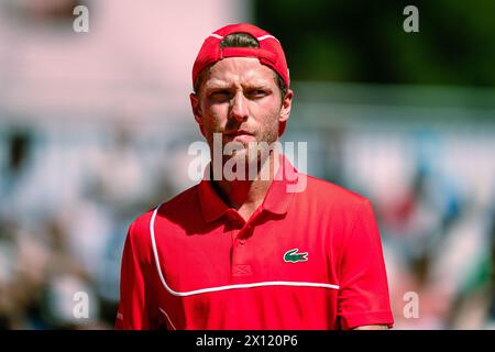 Barcelona, Spanien. April 2024. Hugo Grenier (Frankreich) reagiert beim ATP Barcelona Open Einzelspiel zwischen Shang Juncheng (China) und Hugo Grenier (Frankreich) am 14. April 2024 in Barcelona (Spanien). Quelle: Joan Gosa/Xinhua/Alamy Live News Stockfoto