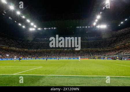 Mailand, Italien - 14. april 2024 - Inter vs Cagliari Serie A - san siro Stadion voller Fans von f.c. internazionale mit Lichtern auf Kredit: Kines Milano/Alamy Live News Stockfoto