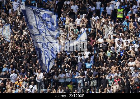 Neapel, Italien. April 2024. Anhänger des ssc napoli während des Fußballspiels der Serie A zwischen dem SSC Napoli und Frosinone im Diego Armando Maradona Stadium in Neapel, Süditalien, am 14. April 2024. Quelle: Unabhängige Fotoagentur/Alamy Live News Stockfoto