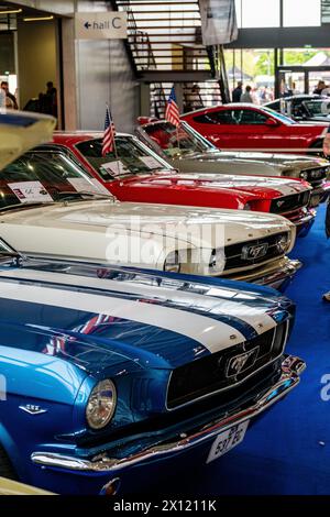 © Arnaud BEINAT/Maxppp. 14.04.2024, Metz, Lorraine, Grand EST, Frankreich. Alignement de Ford Mustang de Collection vu durant le Salon Metz Auto Passion qui s'EST tenu à Metz (Moselle, Grand EST) les 13 et 14 avril 2024. ENGLISCHE BILDUNTERSCHRIFT : Linie des alten Ford Mustang, die während der Metz Auto Passion Ausstellung, die in der französischen Stadt Metz (östlich von Frankreich) am 13. Und 14. April 2024. Quelle: MAXPPP/Alamy Live News Stockfoto