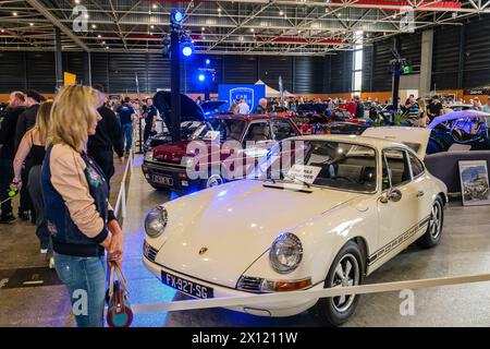 © Arnaud BEINAT/Maxppp. 14.04.2024, Metz, Lorraine, Grand EST, Frankreich. Porsche et autres voitures vues durant le Salon Metz Auto Passion qui s'EST tenu à Metz (Mosel, Grand EST) les 13 et 14 avril 2024. ENGLISCHE BILDUNTERSCHRIFT : Porsche und andere Autos, die während der Ausstellung von Metz Auto Passion in der französischen Stadt Metz (östlich von Frankreich) am 13. Und 14. April 2024 zu sehen sind. Quelle: MAXPPP/Alamy Live News Stockfoto