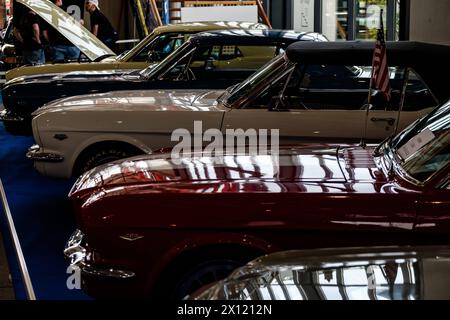 © Arnaud BEINAT/Maxppp. 14.04.2024, Metz, Lorraine, Grand EST, Frankreich. Alignement de Ford Mustang de Collection vu durant le Salon Metz Auto Passion qui s'EST tenu à Metz (Moselle, Grand EST) les 13 et 14 avril 2024. ENGLISCHE BILDUNTERSCHRIFT : Linie des alten Ford Mustang, die während der Metz Auto Passion Ausstellung, die in der französischen Stadt Metz (östlich von Frankreich) am 13. Und 14. April 2024. Quelle: MAXPPP/Alamy Live News Stockfoto