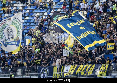 Neapel, Italien. April 2024. Fans frosinone während des Fußballspiels der Serie A zwischen dem SSC Napoli und Frosinone im Diego Armando Maradona Stadium in Neapel, Süditalien, am 14. April 2024. Quelle: Unabhängige Fotoagentur/Alamy Live News Stockfoto