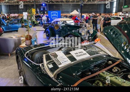 © Arnaud BEINAT/Maxppp. 14.04.2024, Metz, Lorraine, Grand EST, Frankreich. Austin devant une Aston Martin vues durant le Salon Metz Auto Passion qui s'EST tenu à Metz (Moselle, Grand EST) les 13 et 14 avril 2024. ENGLISCHE BILDUNTERSCHRIFT : Austin vorne und Aston Martin hinter der Ausstellung von Metz Auto Passion, die am 13. Und 14. April 2024 in der französischen Stadt Metz (Osten Frankreichs) zu sehen ist. Quelle: MAXPPP/Alamy Live News Stockfoto