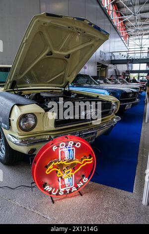 © Arnaud BEINAT/Maxppp. 14.04.2024, Metz, Lorraine, Grand EST, Frankreich. Alignement de Ford Mustang de Collection vu durant le Salon Metz Auto Passion qui s'EST tenu à Metz (Moselle, Grand EST) les 13 et 14 avril 2024. ENGLISCHE BILDUNTERSCHRIFT : Linie des alten Ford Mustang, die während der Metz Auto Passion Ausstellung, die in der französischen Stadt Metz (östlich von Frankreich) am 13. Und 14. April 2024. Quelle: MAXPPP/Alamy Live News Stockfoto