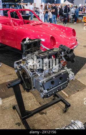 © Arnaud BEINAT/Maxppp. 14.04.2024, Metz, Lorraine, Grand EST, Frankreich. Moteur et carrosserie d'une Porsche vus durant le Salon Metz Auto Passion qui s'EST tenu à Metz (Mosel, Grand EST) les 13 et 14 avril 2024. ENGLISCHE BILDUNTERSCHRIFT : Motor und Karosserie eines deutschen Porsche-Wagens während der Metz Auto Passion Ausstellung, die am 13. Und 14. April 2024 in der französischen Stadt Metz (Osten Frankreichs) zu sehen ist. Quelle: MAXPPP/Alamy Live News Stockfoto