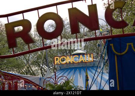 Köln, Deutschland, 12. April 2024. Kunstfans aller Altersgruppen und Nationalitäten mit vielen Prominenten besuchen die Premiere des Roncalli Circus and Theater. Stockfoto