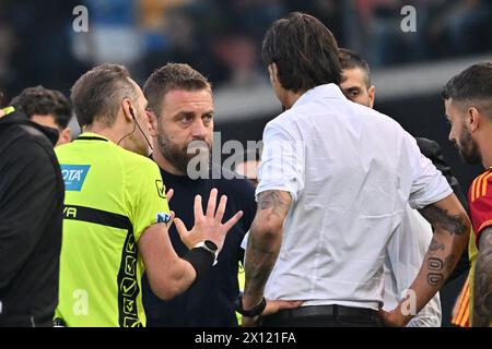 (240415) -- UDINE, 15. April 2024 (Xinhua) -- Schiedsrichter Luca Pairetto (L) unterbricht das Spiel, als Roma-Cheftrainer Daniele de Rossi (C) mit Udinese-Cheftrainer Gabriele Cioffi spricht, nachdem Roma Evan Ndicka im April während eines Fußballspiels der Serie A zwischen Udinesen und Roma in Udine, Italien, zusammenbrach. 14, 2024. Das Spiel wurde am Sonntag abrupt unterbrochen, nachdem der Verteidiger Evan Ndicka Anzeichen von Herzproblemen aufwies. (Foto: Diego Petrussi/Xinhua) Stockfoto