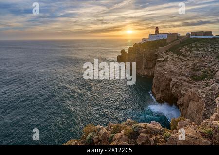 moody Blick auf Cabo Sao Vicente mit seinem berühmten Leuchtturm bei Sonnenuntergang an der Nehrung von south.estern in Europa in der Nähe von Sagres, Algarve, Portugal Stockfoto