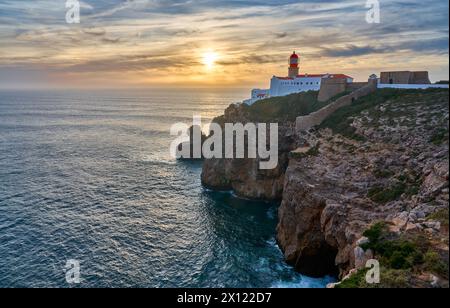 moody Blick auf Cabo Sao Vicente mit seinem berühmten Leuchtturm bei Sonnenuntergang an der Nehrung von south.estern in Europa in der Nähe von Sagres, Algarve, Portugal Stockfoto