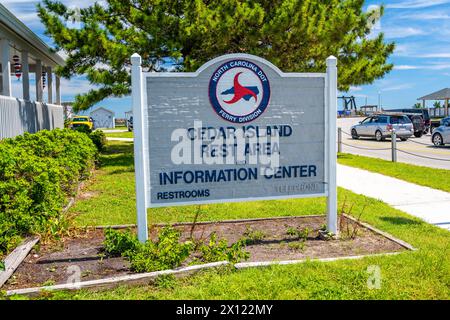 Cedar Island, NC, USA - 13. August 2022: Ein einladendes Schild am Eingang zum Park Stockfoto