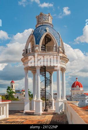 Terrassenblick mit Wolkenlandschaft, Cienfuegos, Kuba. Aussichtspunkt von der Terrasse des Palastes auf dem Regierungsgebäude. Palacio Ferrer im Jose Marti Park, Haus der Kultur Benjamin Duarte. Cienfuegos, Kuba. Stockfoto