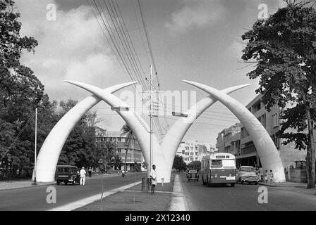 Die Mombasa Stoßzähne, Mapemba ya Ndovu oder Pembe za Ndovu, ein Giant Elephant Stoßzähne Archway oder Monument, das ursprünglich 1952 in der Moi Avenue Mombasa Kenya erbaut wurde. Vintage- oder Historic Schwarzweiß- oder Schwarzweißbild c1960. Stockfoto