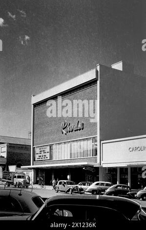 Cecile Rhodes Cinema auf der First Avenue Salisbury Rhodesia, jetzt First Street Harare Simbabwe Africa und Vintage 1950er Jahre Autos. Vintage- oder Historic Schwarzweiß- oder Schwarzweißbild c1960. Das Kino zeigte den Film „Town on Trail“, einen mysteriösen Film aus dem Jahr 1957 mit John Mills, Charles Coburn, Barbara Bates und Derek Farr. Stockfoto