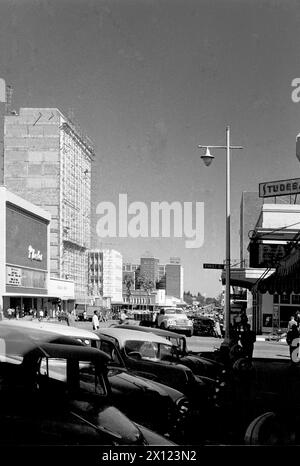 Main Street oder High Street im Stadtzentrum oder Stadtzentrum von Salisbury Rhodesia, heute Harare Simbabwe. Straßenszene umfasst (ganz links) das Rhodes Cinema. Vintage- oder Historic Schwarzweiß- oder Schwarzweißbild c1960 Stockfoto