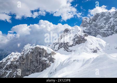 Luftaufnahme der Nordwand des Presolana im Winter. Val di Scalve, Bezirk Bergamo, Lombardei, Italien, Südeuropa. Stockfoto