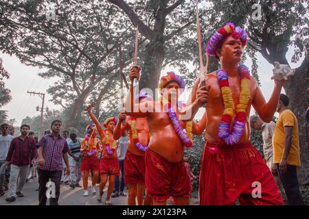 Hinduistische Anhänger sahen mit ihren Schwertern tanzen, während sie das Lal Kach Festival am letzten Tag des Bangla Jahres feierten. Abdullahpur, Munshiganj. Stockfoto