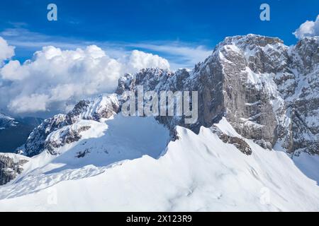 Aus der Vogelperspektive auf die schneebedeckte Nordwand des Presolana-Berges im Winter. Val di Scalve, Bezirk Bergamo, Lombardei, Italien, Südeuropa. Stockfoto