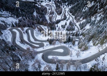 Blick aus der Vogelperspektive auf den Maloja-Pass, der mit Schnee bedeckt ist. Maloja, Bregaglia, Kanton Graubünden, Engadin, Schweiz. Stockfoto