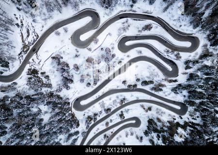 Blick aus der Vogelperspektive auf den Maloja-Pass, der mit Schnee bedeckt ist. Maloja, Bregaglia, Kanton Graubünden, Engadin, Schweiz. Stockfoto