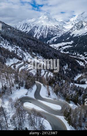 Blick aus der Vogelperspektive auf den Maloja-Pass, der mit Schnee bedeckt ist. Maloja, Bregaglia, Kanton Graubünden, Engadin, Schweiz. Stockfoto